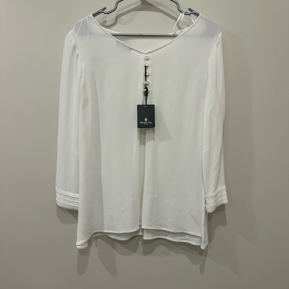 Massimo Dutti Blouse

Decorative buttons on the back - Picture 2 of 9